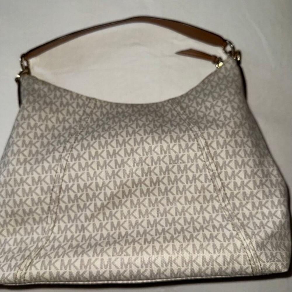 Michael Kors Sienna Large Logo Shoulder Bag in the color White/Acorn. - Picture 3 of 6